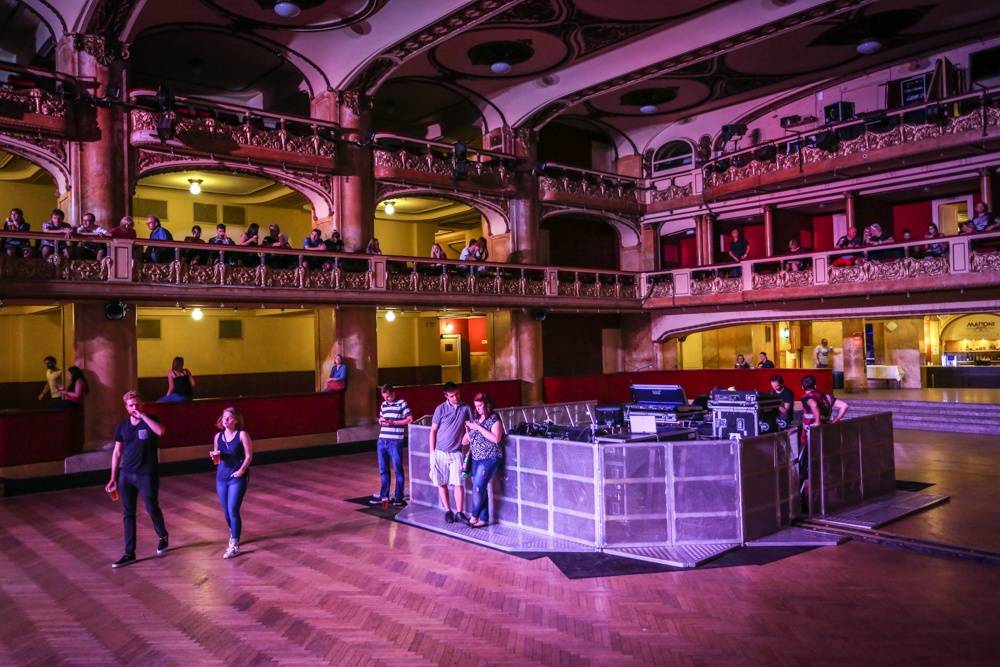 Simon Neil z Biffy Clyro řval jako lev a s ním i stovky lidí v Lucerně