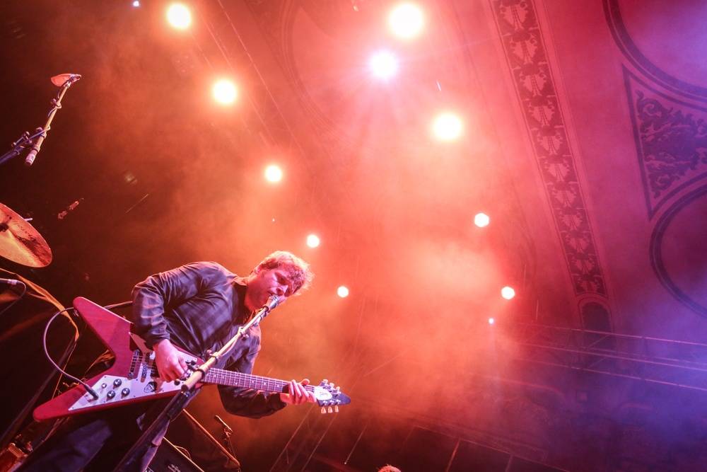 Simon Neil z Biffy Clyro řval jako lev a s ním i stovky lidí v Lucerně