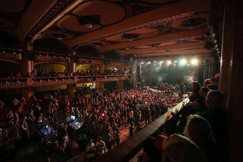 Simon Neil z Biffy Clyro řval jako lev a s ním i stovky lidí v Lucerně