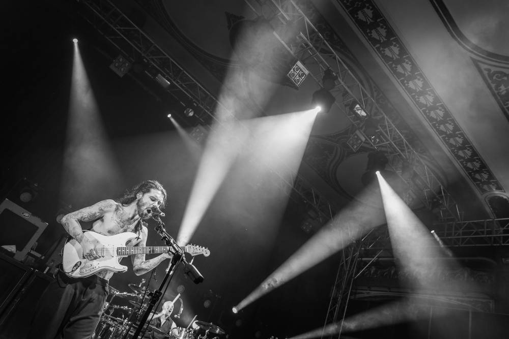 Simon Neil z Biffy Clyro řval jako lev a s ním i stovky lidí v Lucerně