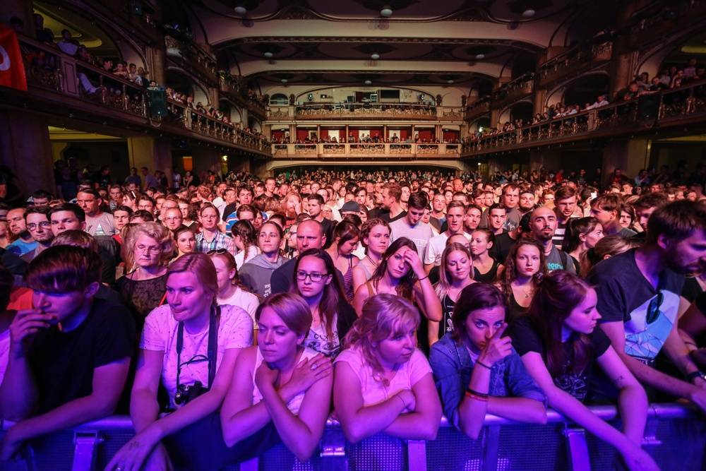 Simon Neil z Biffy Clyro řval jako lev a s ním i stovky lidí v Lucerně