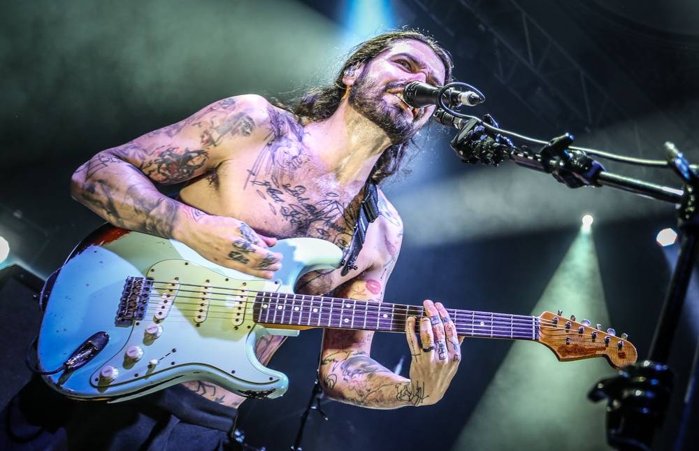 Simon Neil z Biffy Clyro řval jako lev a s ním i stovky lidí v Lucerně