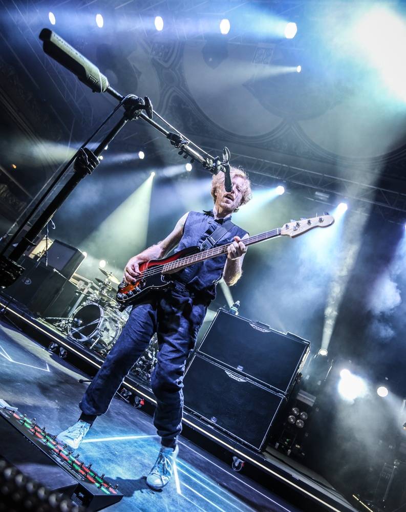 Simon Neil z Biffy Clyro řval jako lev a s ním i stovky lidí v Lucerně