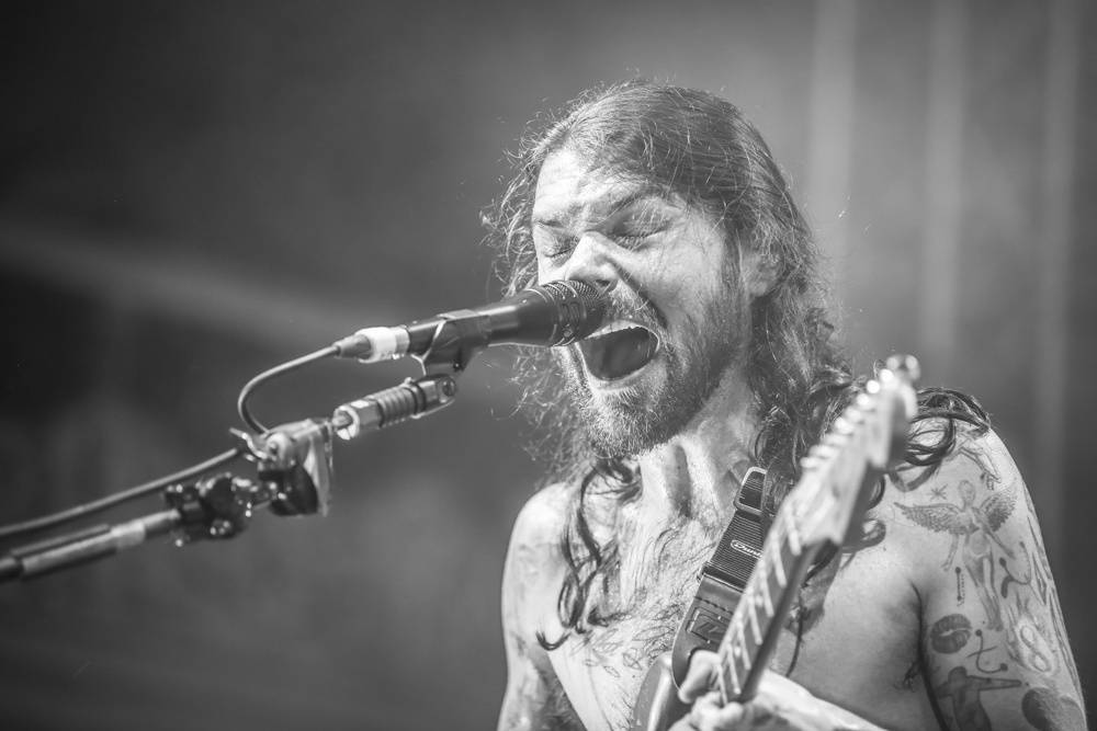 Simon Neil z Biffy Clyro řval jako lev a s ním i stovky lidí v Lucerně