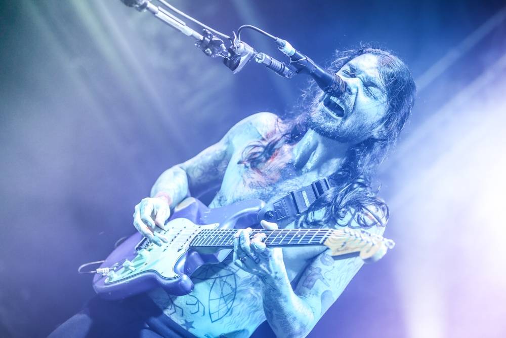 Simon Neil z Biffy Clyro řval jako lev a s ním i stovky lidí v Lucerně