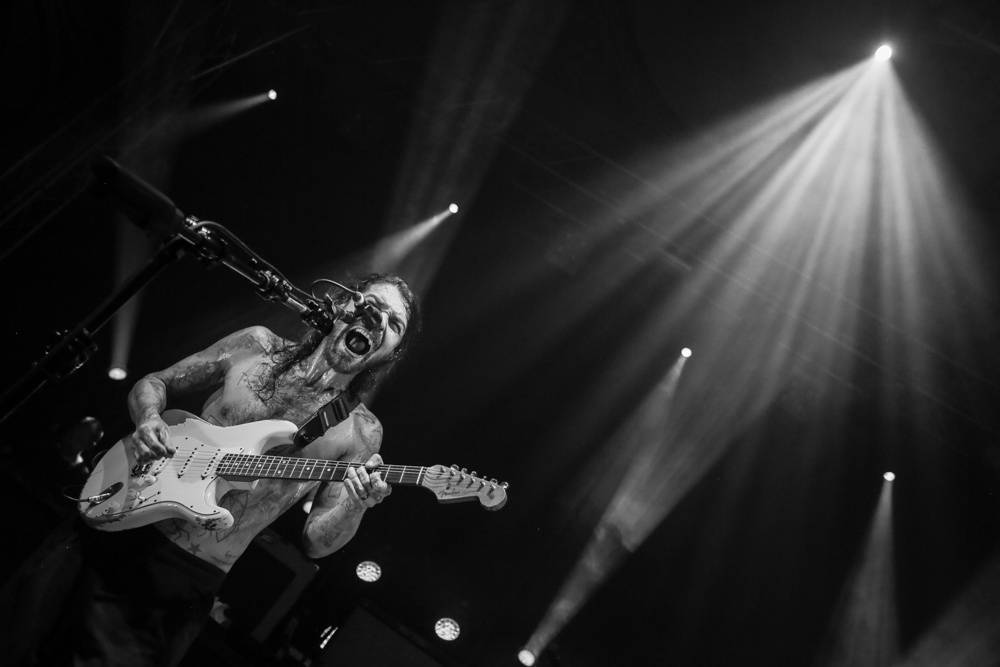 Simon Neil z Biffy Clyro řval jako lev a s ním i stovky lidí v Lucerně