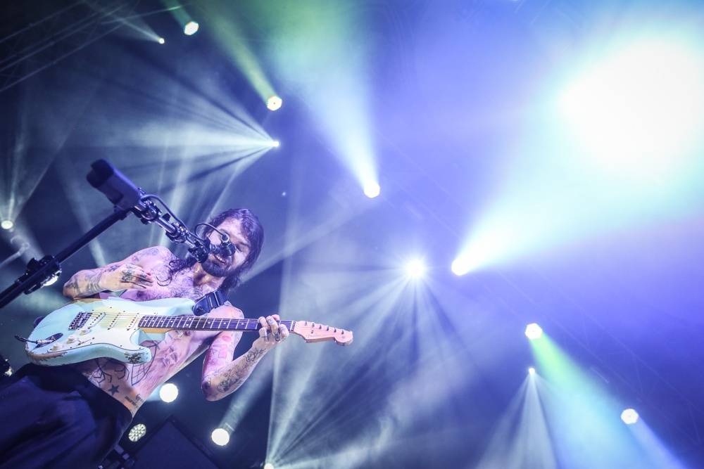 Simon Neil z Biffy Clyro řval jako lev a s ním i stovky lidí v Lucerně