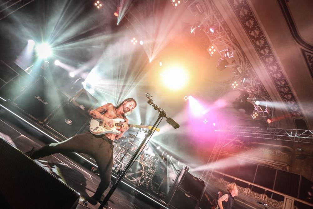 Simon Neil z Biffy Clyro řval jako lev a s ním i stovky lidí v Lucerně