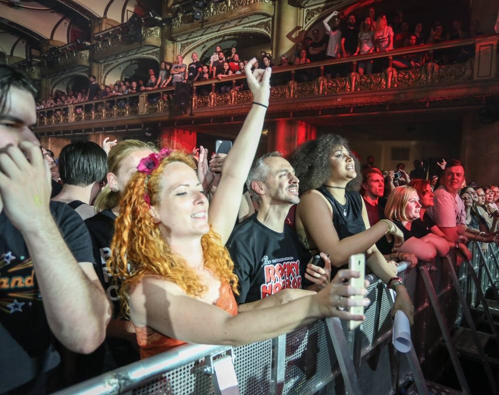 Simon Neil z Biffy Clyro řval jako lev a s ním i stovky lidí v Lucerně