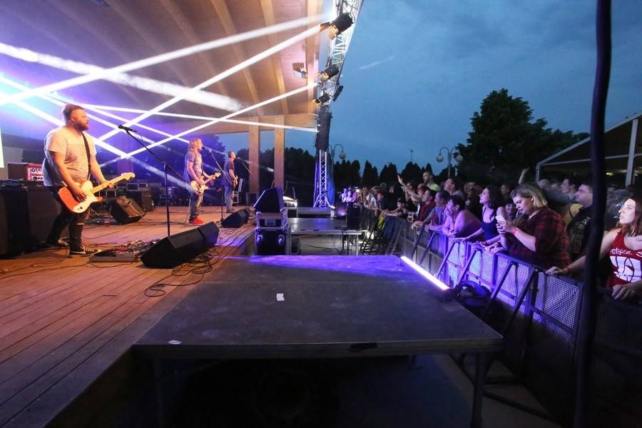 Tři sestry a Vypsaná Fixa zahráli mutěnickým vinařům