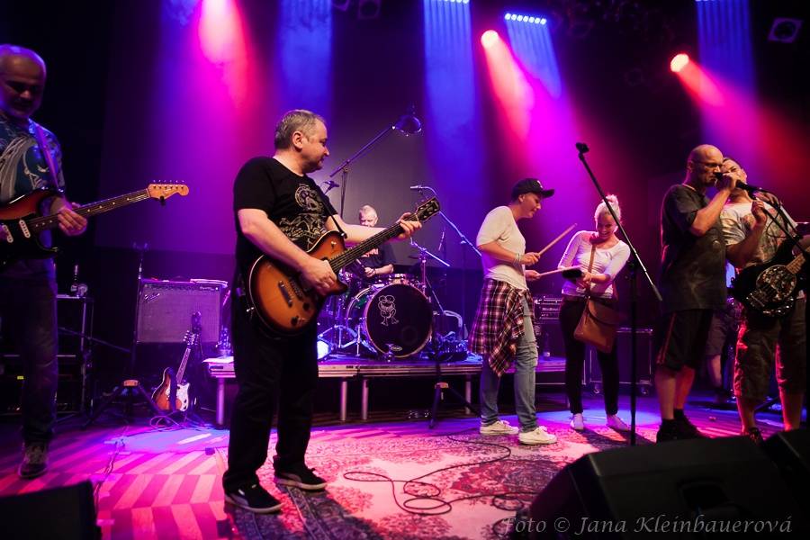 Mňága a Žďorp před třicítkou: V Praze fanoušky bavili od začátku až do konce