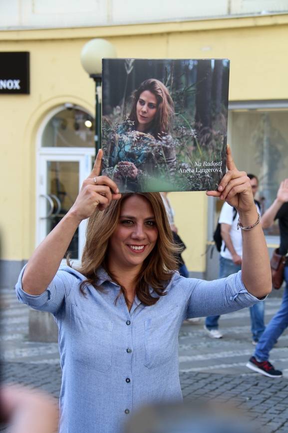 Aneta Langerová pokřtila s Bárou Hrzánovou vinyl Na Radosti. Poté zazpívala akusticky