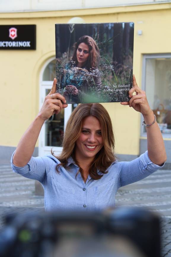 Aneta Langerová pokřtila s Bárou Hrzánovou vinyl Na Radosti. Poté zazpívala akusticky