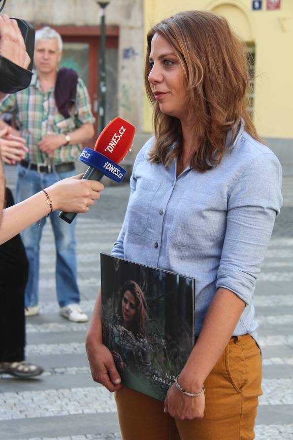 Aneta Langerová pokřtila s Bárou Hrzánovou vinyl Na Radosti. Poté zazpívala akusticky