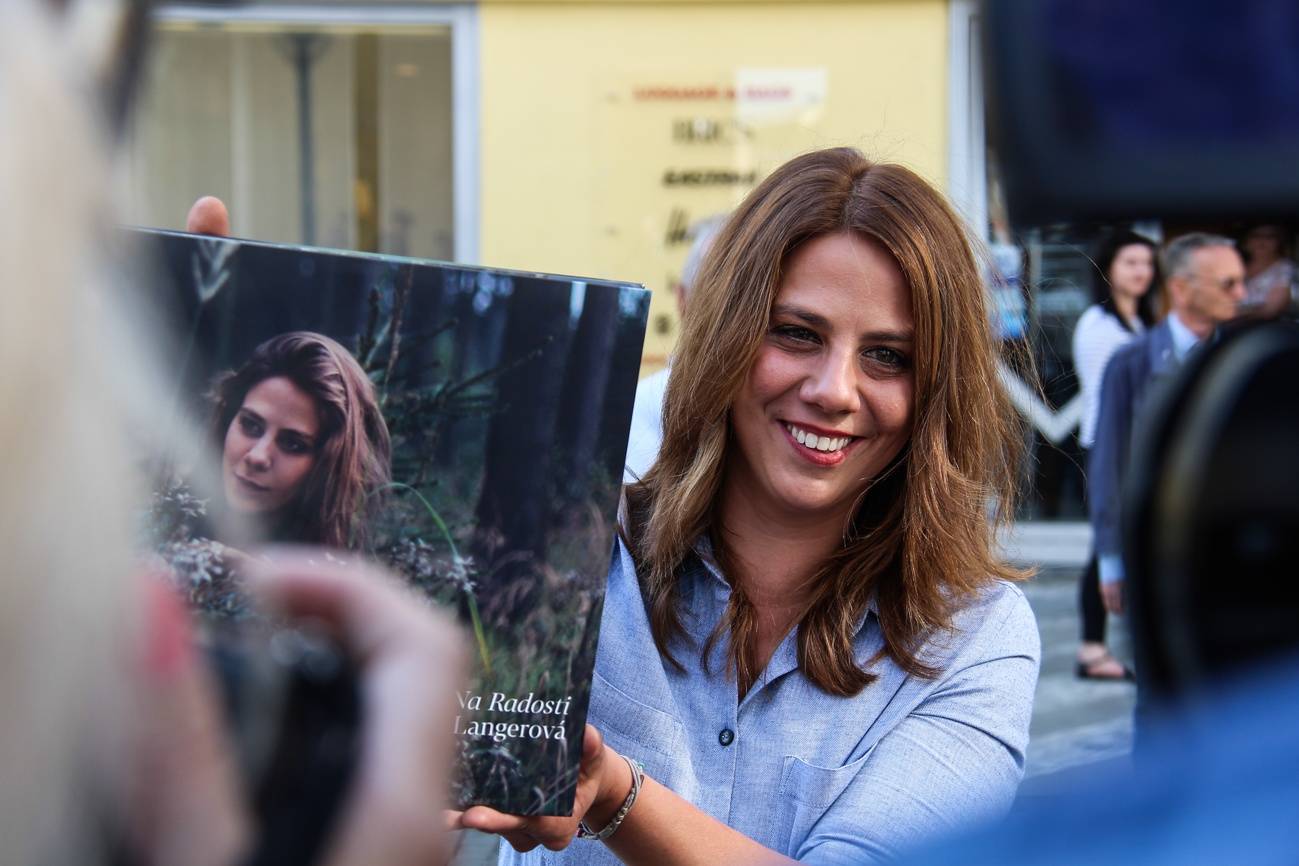 Aneta Langerová pokřtila s Bárou Hrzánovou vinyl Na Radosti. Poté zazpívala akusticky