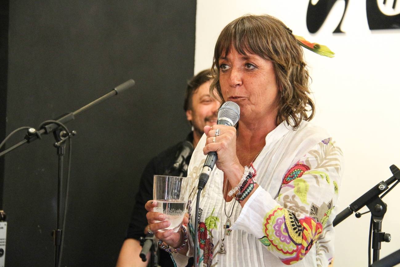 Aneta Langerová pokřtila s Bárou Hrzánovou vinyl Na Radosti. Poté zazpívala akusticky