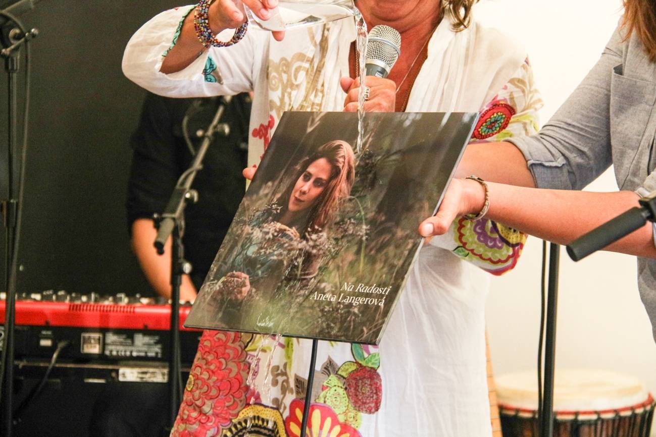 Aneta Langerová pokřtila s Bárou Hrzánovou vinyl Na Radosti. Poté zazpívala akusticky