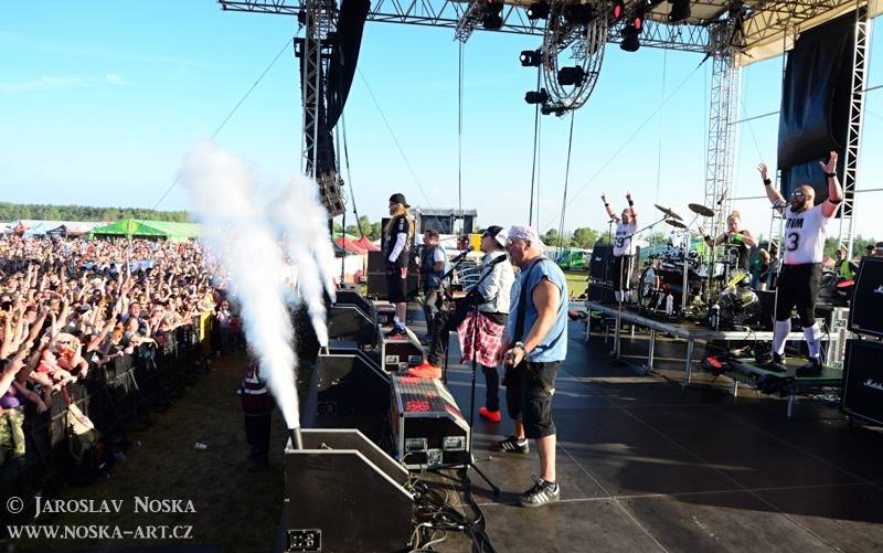 Votvírák přitáhl do Milovic davy: V první den vystoupili Mig 21, Chinaski, Rybičky 48, Voxel i Wohnout