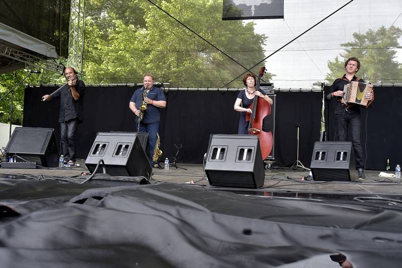 Pražský Respect festival: Diváky oslnili Diwan Saz, Zuco 103 a další kapely z celého světa