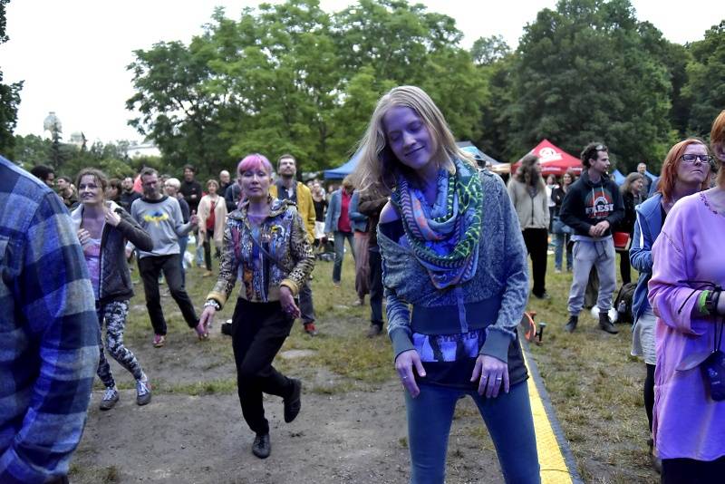 Pražský Respect festival: Diváky oslnili Diwan Saz, Zuco 103 a další kapely z celého světa