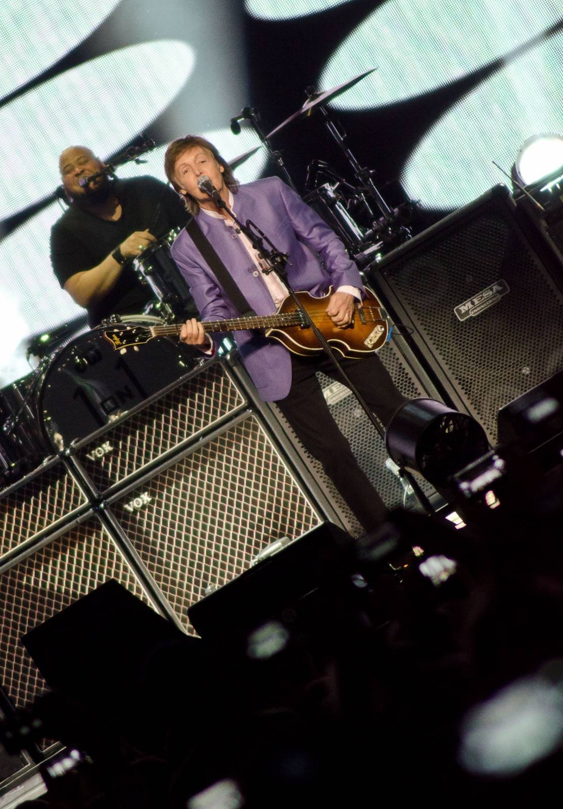 Paul McCartney vyprodal O2 arenu do posledního místečka! Prahou zněli Beatles i sólové hity