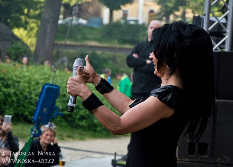 Lucie Bílá pod hradem Loket rozdávala úsměvy i skvělou náladu