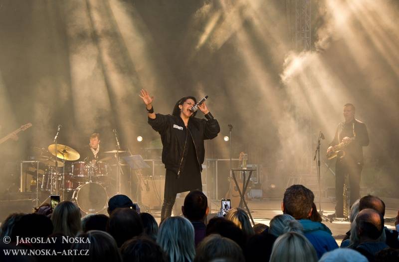 Lucie Bílá pod hradem Loket rozdávala úsměvy i skvělou náladu