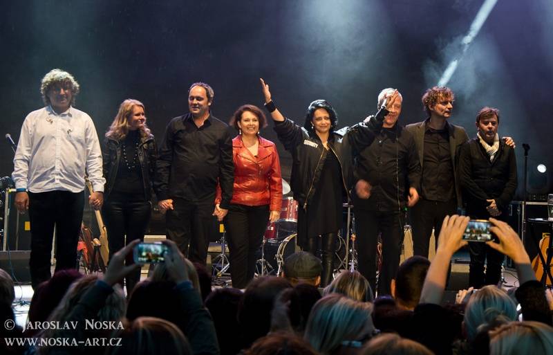 Lucie Bílá pod hradem Loket rozdávala úsměvy i skvělou náladu