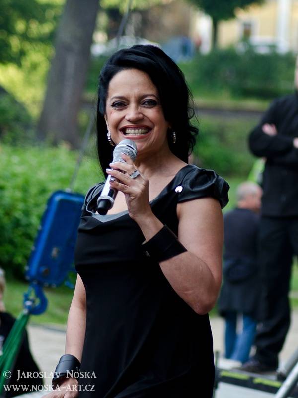 Lucie Bílá pod hradem Loket rozdávala úsměvy i skvělou náladu