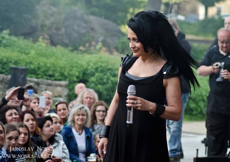 Lucie Bílá pod hradem Loket rozdávala úsměvy i skvělou náladu