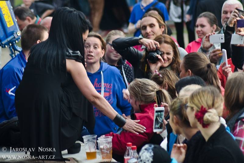 Lucie Bílá pod hradem Loket rozdávala úsměvy i skvělou náladu