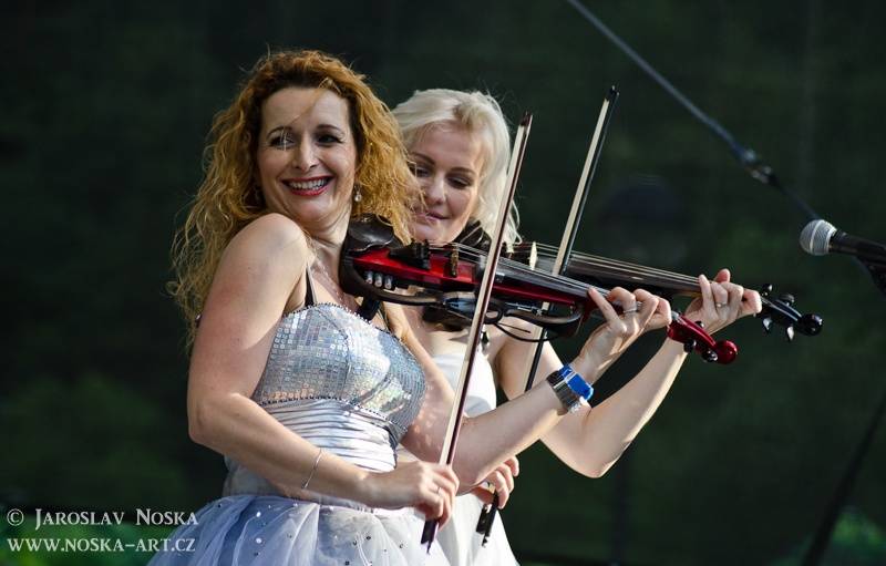 Lucie Bílá pod hradem Loket rozdávala úsměvy i skvělou náladu