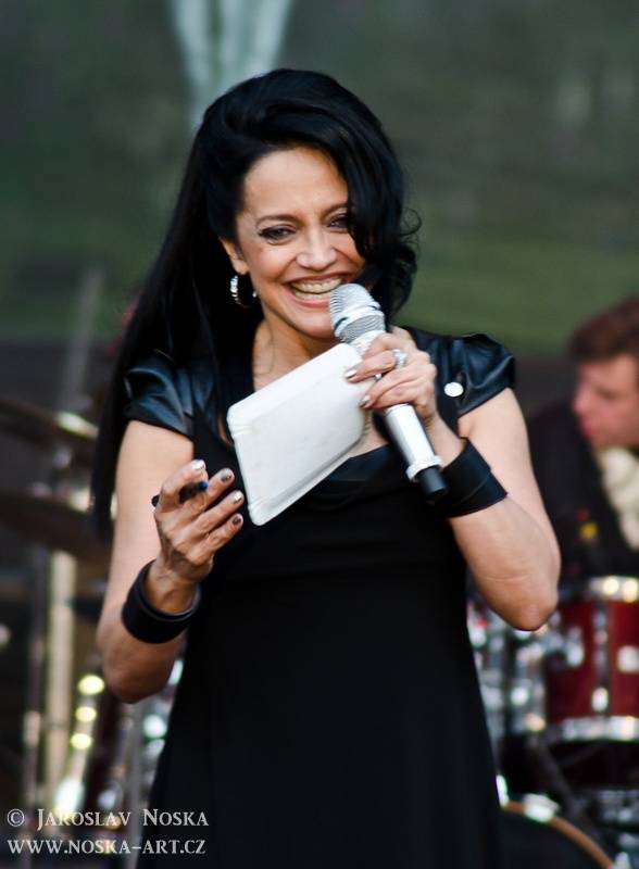 Lucie Bílá pod hradem Loket rozdávala úsměvy i skvělou náladu