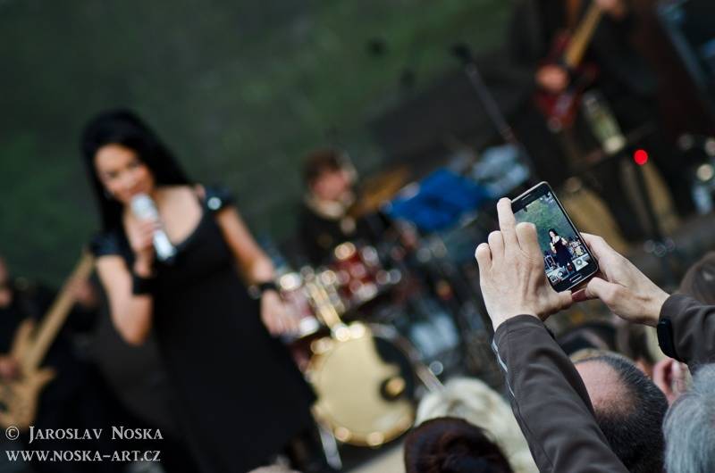 Lucie Bílá pod hradem Loket rozdávala úsměvy i skvělou náladu