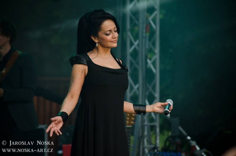 Lucie Bílá pod hradem Loket rozdávala úsměvy i skvělou náladu