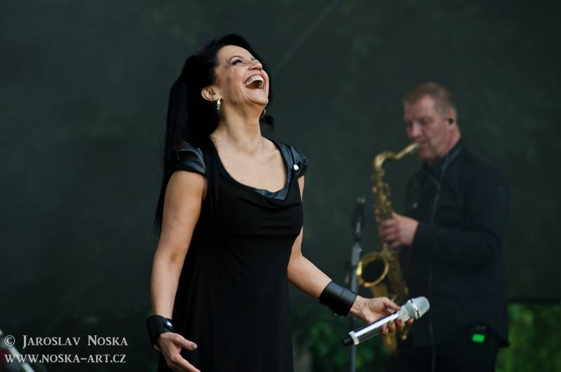 Lucie Bílá pod hradem Loket rozdávala úsměvy i skvělou náladu