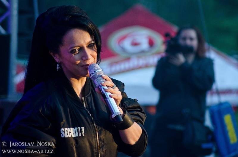 Lucie Bílá pod hradem Loket rozdávala úsměvy i skvělou náladu