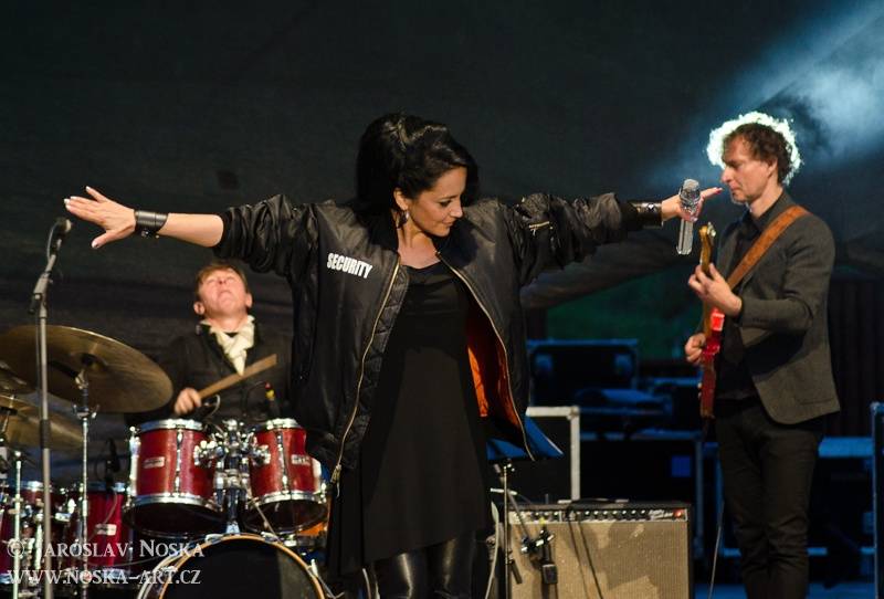 Lucie Bílá pod hradem Loket rozdávala úsměvy i skvělou náladu