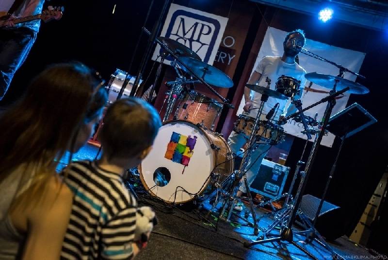 Tata Bojs zahráli v Cargo Gallery všem tatínkům