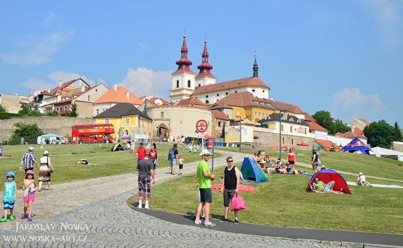 Vysmáté léto v Kadani: I přes déšt si publikum užilo Chinaski, Kryštof i Tři sestry