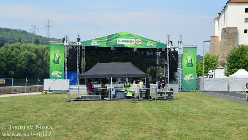 Vysmáté léto v Kadani: I přes déšt si publikum užilo Chinaski, Kryštof i Tři sestry