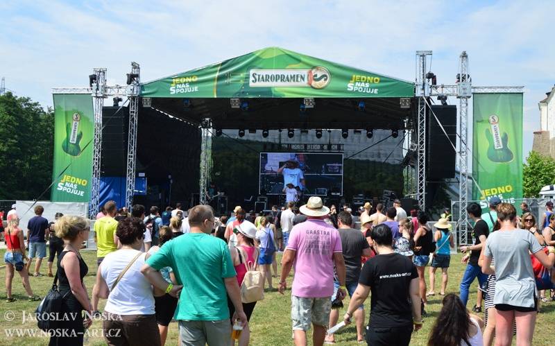 Vysmáté léto v Kadani: I přes déšt si publikum užilo Chinaski, Kryštof i Tři sestry