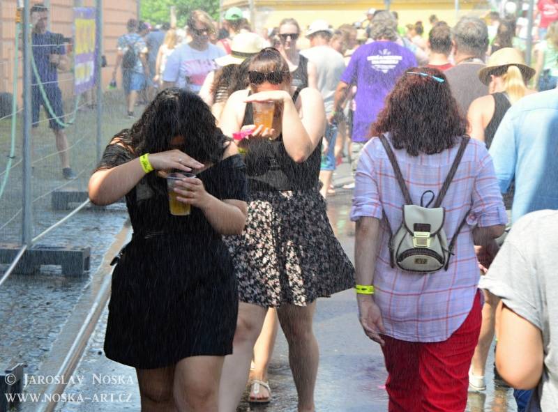 Vysmáté léto v Kadani: I přes déšt si publikum užilo Chinaski, Kryštof i Tři sestry