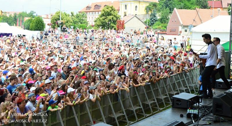 Vysmáté léto v Kadani: I přes déšt si publikum užilo Chinaski, Kryštof i Tři sestry