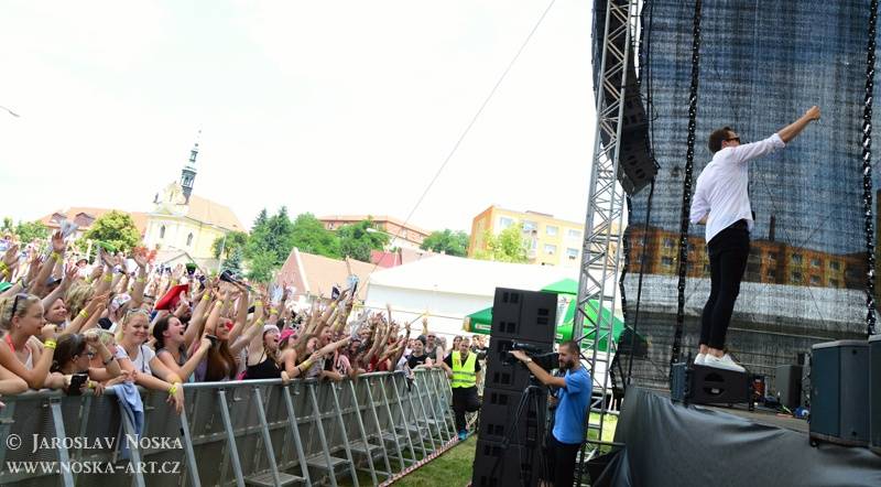 Vysmáté léto v Kadani: I přes déšt si publikum užilo Chinaski, Kryštof i Tři sestry