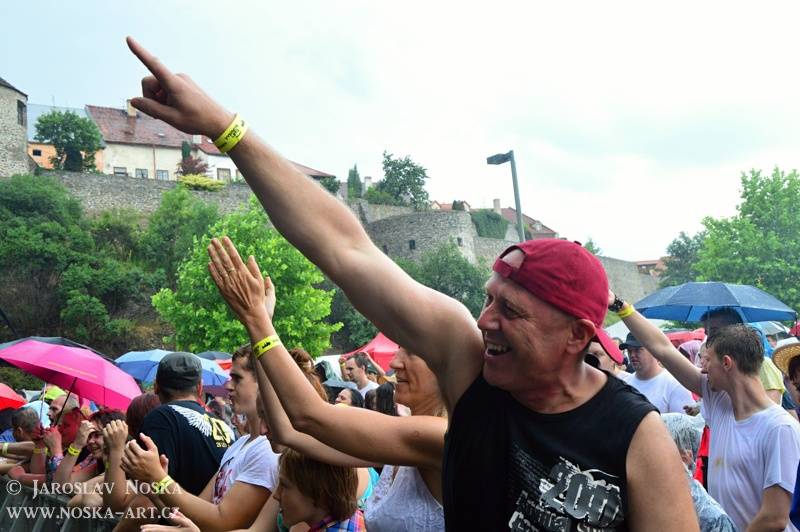 Vysmáté léto v Kadani: I přes déšt si publikum užilo Chinaski, Kryštof i Tři sestry