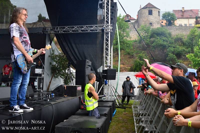 Vysmáté léto v Kadani: I přes déšt si publikum užilo Chinaski, Kryštof i Tři sestry