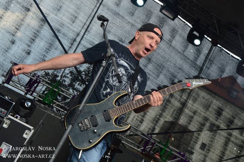 Vysmáté léto v Kadani: I přes déšt si publikum užilo Chinaski, Kryštof i Tři sestry