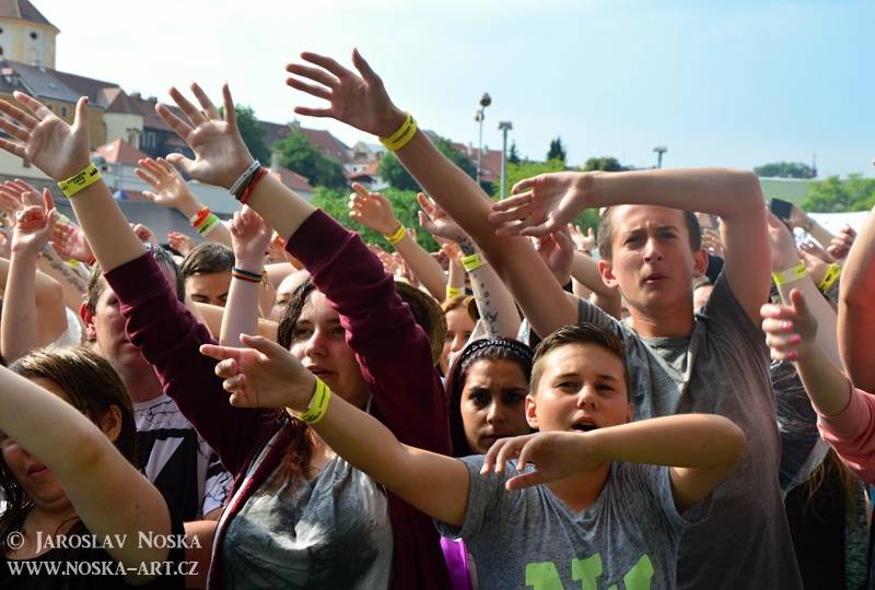 Vysmáté léto v Kadani: I přes déšt si publikum užilo Chinaski, Kryštof i Tři sestry