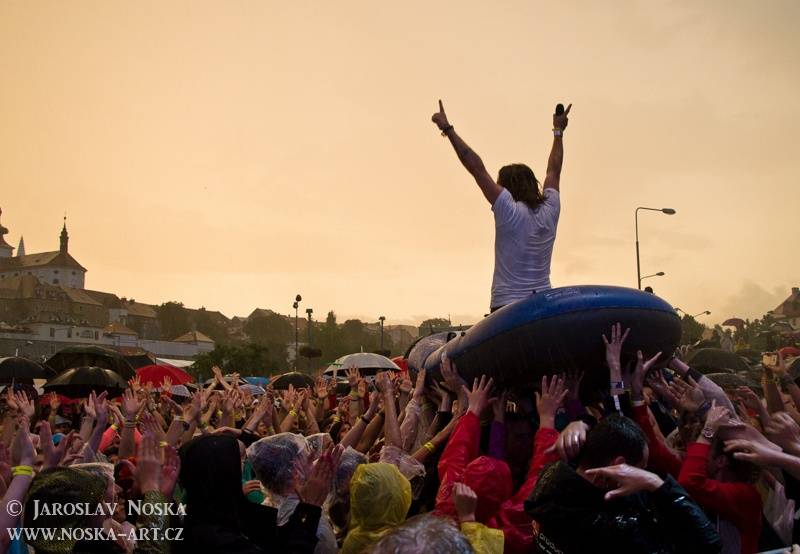 Vysmáté léto v Kadani: I přes déšt si publikum užilo Chinaski, Kryštof i Tři sestry